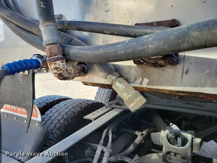 image for item EE1183 2000 CEI Pacer feed delivery trailer