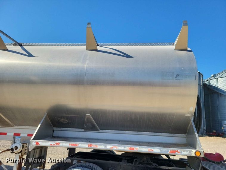 image for item EE1183 2000 CEI Pacer feed delivery trailer