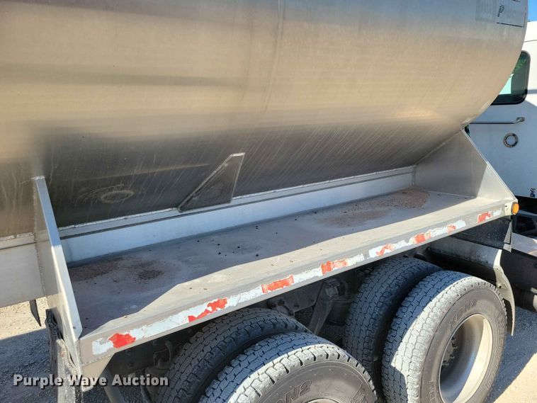 image for item EE1183 2000 CEI Pacer feed delivery trailer