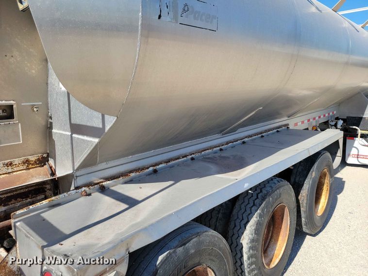 image for item EE1183 2000 CEI Pacer feed delivery trailer