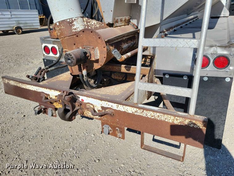 image for item EE1183 2000 CEI Pacer feed delivery trailer