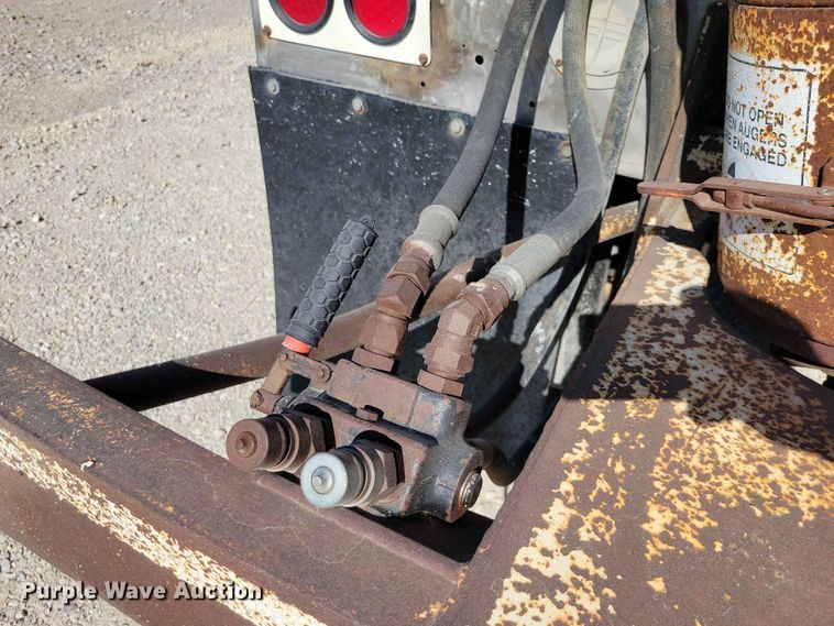 image for item EE1183 2000 CEI Pacer feed delivery trailer