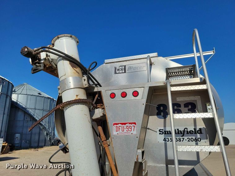 image for item EE1183 2000 CEI Pacer feed delivery trailer