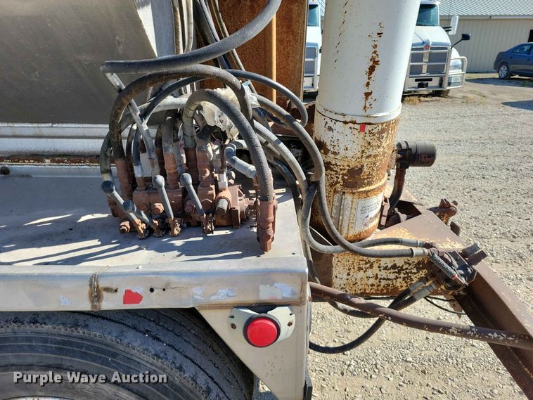 image for item EE1183 2000 CEI Pacer feed delivery trailer