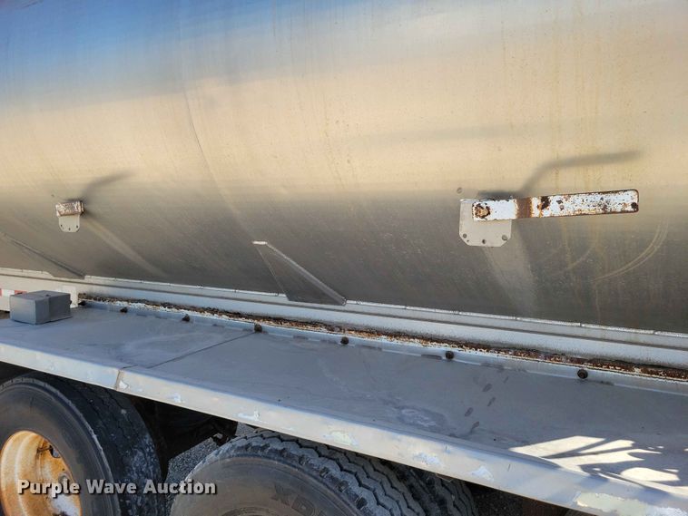 image for item EE1183 2000 CEI Pacer feed delivery trailer