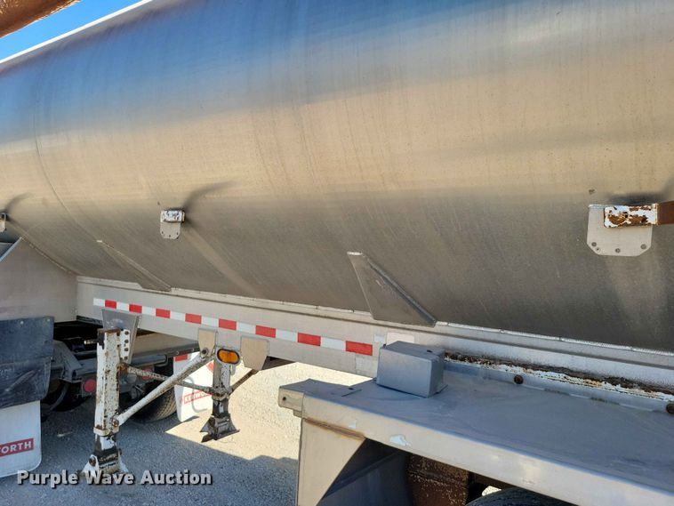 image for item EE1183 2000 CEI Pacer feed delivery trailer