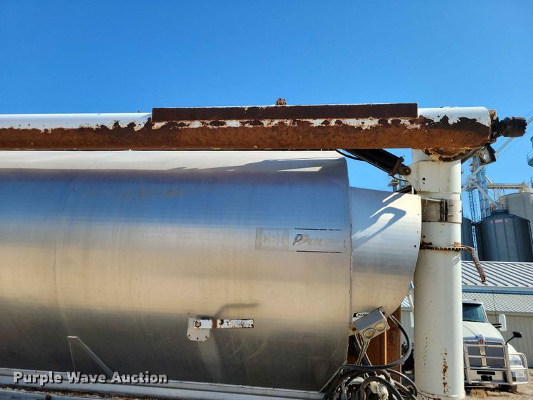 image for item EE1183 2000 CEI Pacer feed delivery trailer