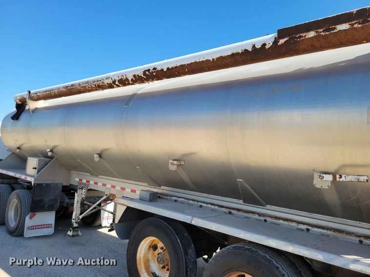 image for item EE1183 2000 CEI Pacer feed delivery trailer