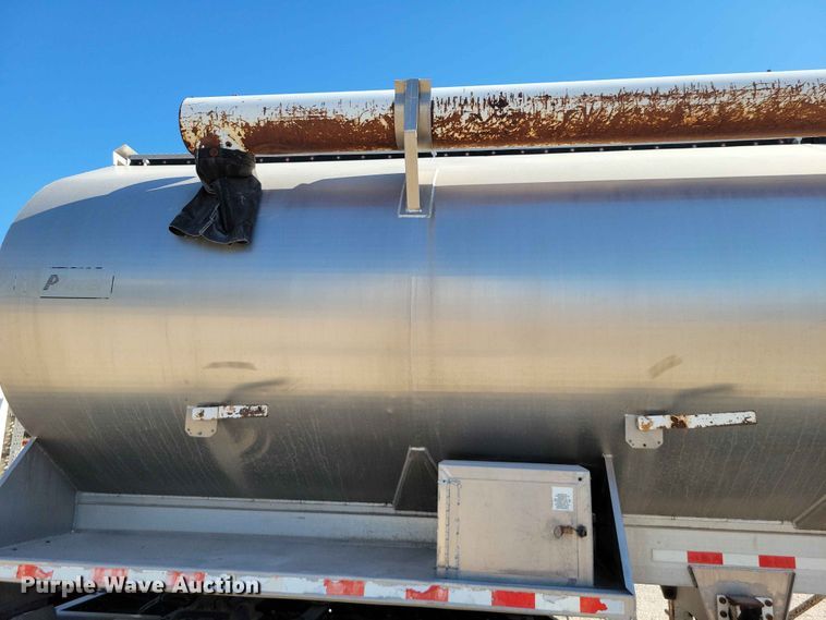 image for item EE1183 2000 CEI Pacer feed delivery trailer