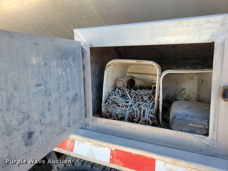 image for item EE1183 2000 CEI Pacer feed delivery trailer