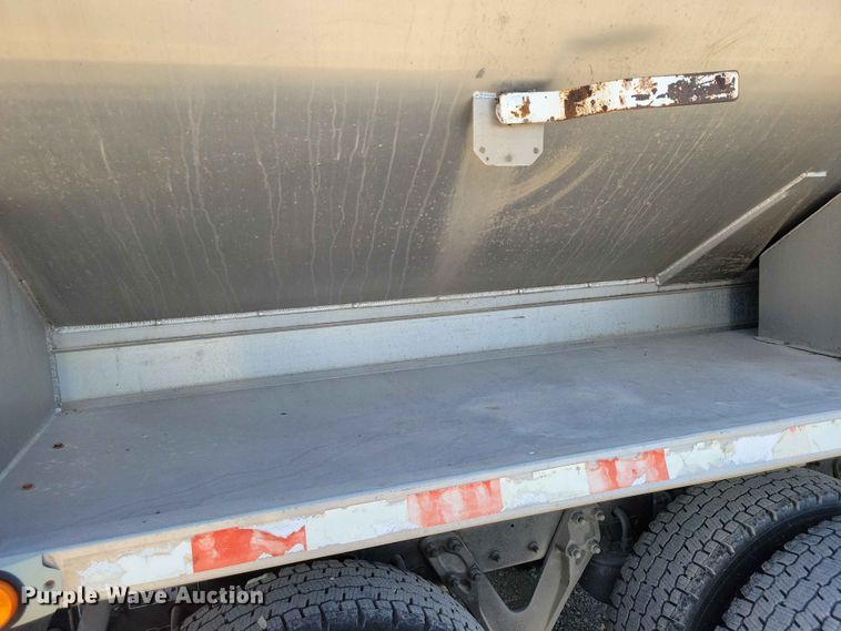 image for item EE1183 2000 CEI Pacer feed delivery trailer