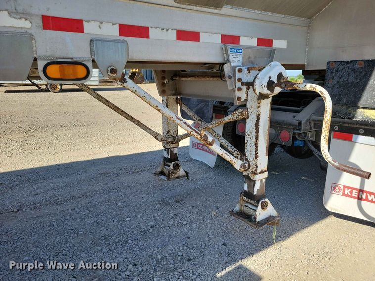 image for item EE1183 2000 CEI Pacer feed delivery trailer