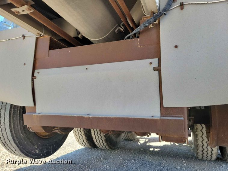 image for item EE1183 2000 CEI Pacer feed delivery trailer