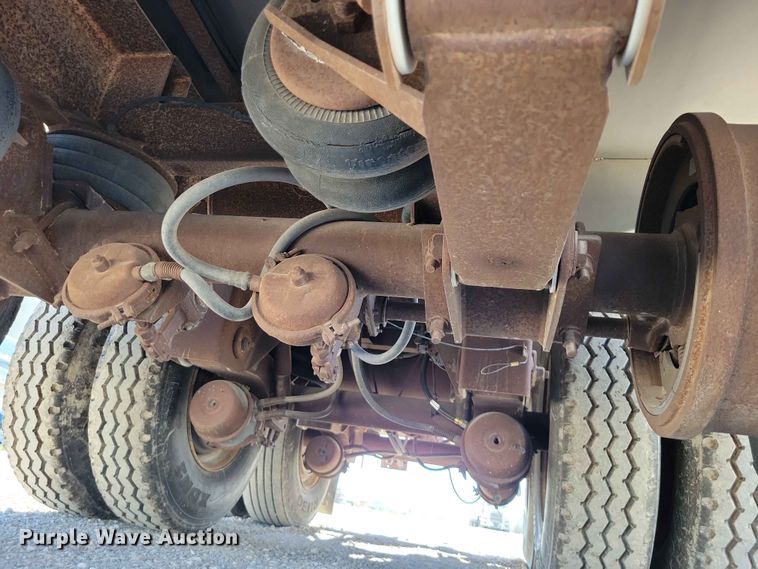 image for item EE1183 2000 CEI Pacer feed delivery trailer