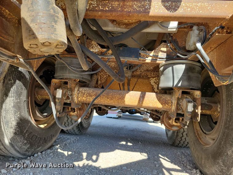 image for item EE1183 2000 CEI Pacer feed delivery trailer