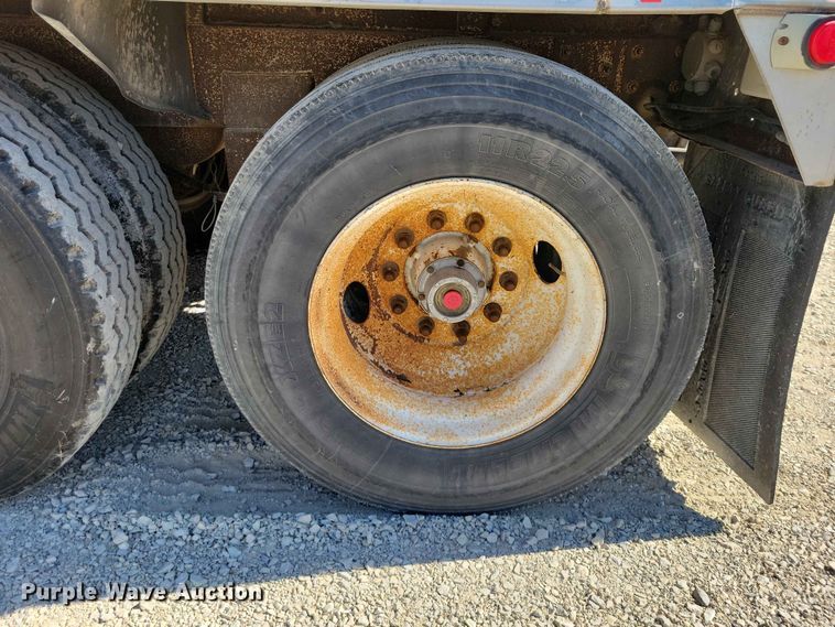 image for item EE1183 2000 CEI Pacer feed delivery trailer