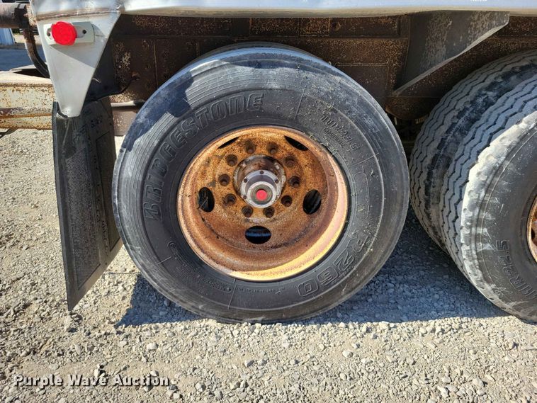 image for item EE1183 2000 CEI Pacer feed delivery trailer
