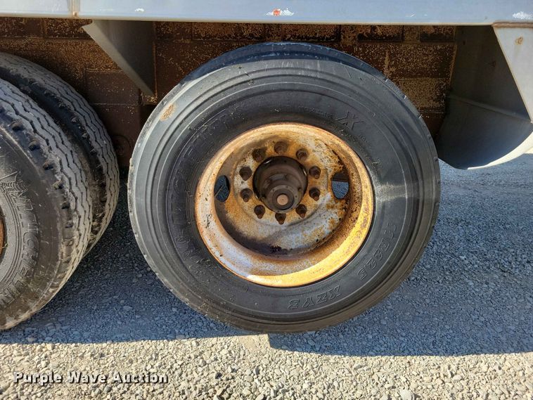 image for item EE1183 2000 CEI Pacer feed delivery trailer