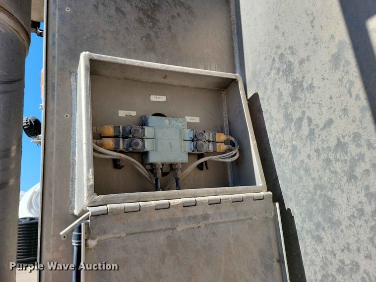 image for item EE1184 2013 CEI feed delivery trailer