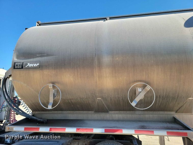 image for item EE1184 2013 CEI feed delivery trailer