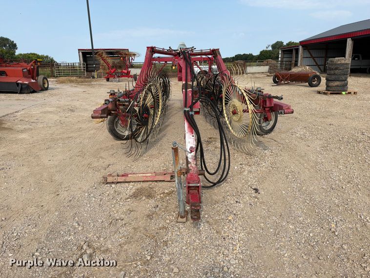 image for item EO8686 Case IH WRX301 hay rake