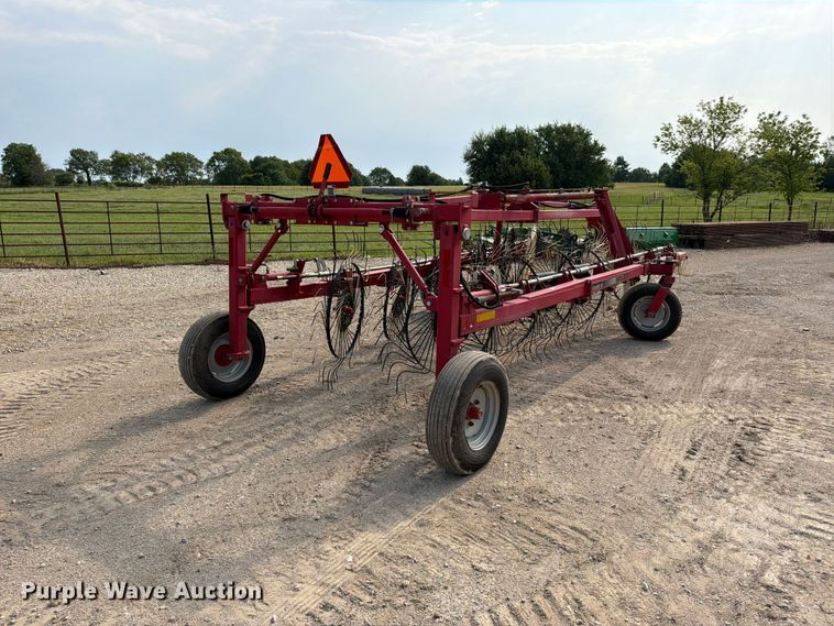 image for item EO8686 Case IH WRX301 hay rake