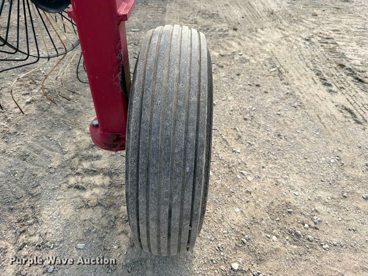 image for item EO8686 Case IH WRX301 hay rake