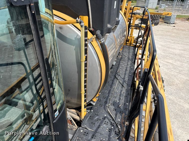 image for item ER3206 2014 Rogator RG1100 sprayer