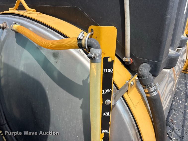 image for item ER3206 2014 Rogator RG1100 sprayer