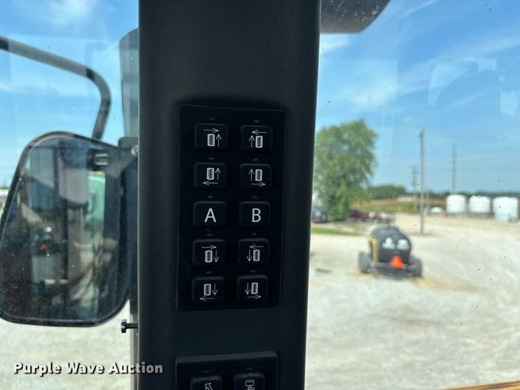 image for item ER3206 2014 Rogator RG1100 sprayer