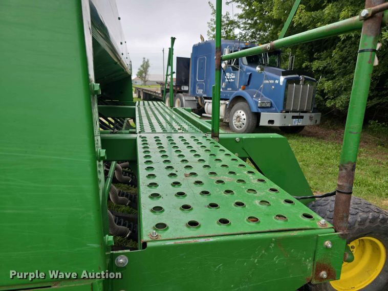 image for item EV2433 1995 John Deere 750 grain drill