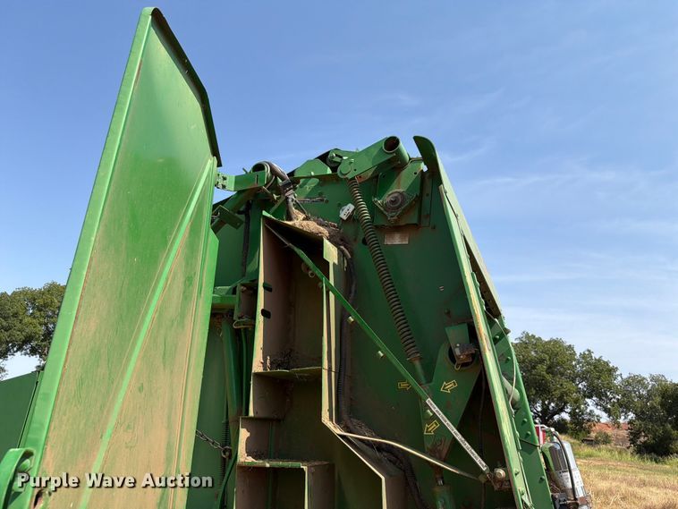 image for item EW8629 2007 John Deere 568 Megawide Plus round baler
