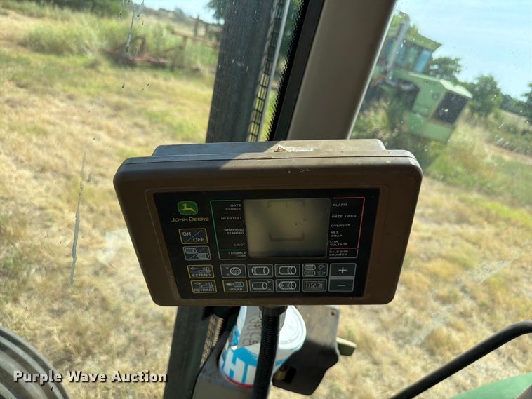 image for item EW8629 2007 John Deere 568 Megawide Plus round baler