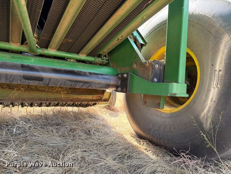 image for item EW8629 2007 John Deere 568 Megawide Plus round baler