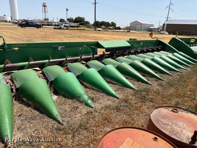 image for item EW8647 2005 John Deere 1293 corn head