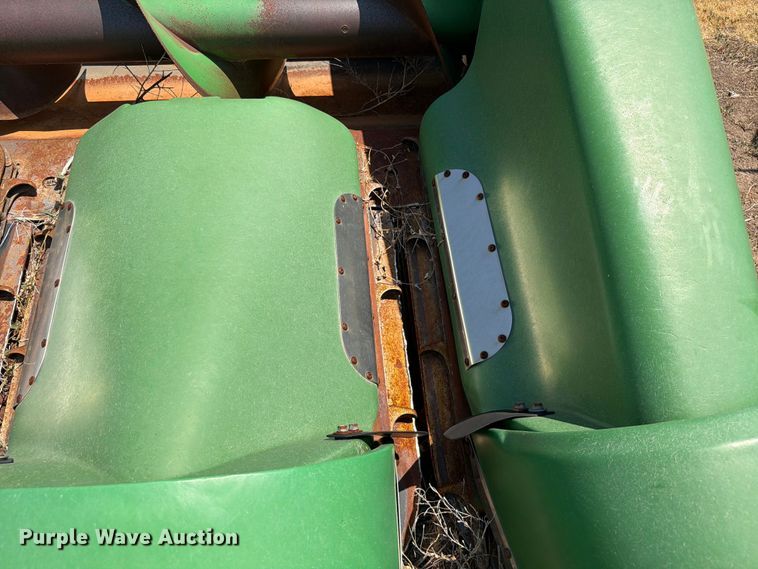 image for item EW8647 2005 John Deere 1293 corn head