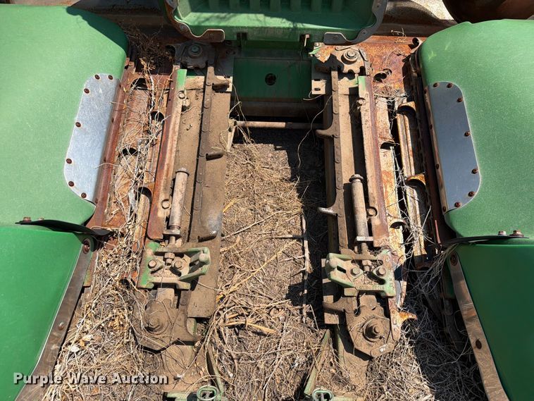 image for item EW8647 2005 John Deere 1293 corn head