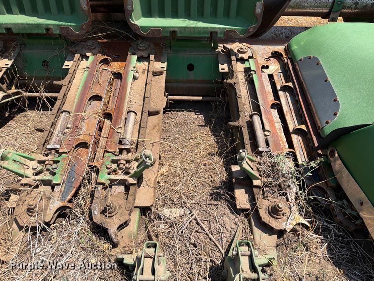 image for item EW8647 2005 John Deere 1293 corn head