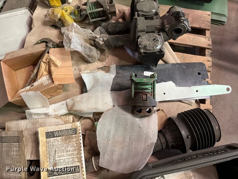 image for item EW8647 2005 John Deere 1293 corn head