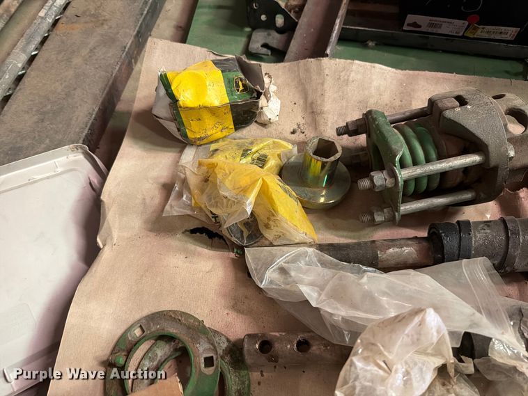 image for item EW8647 2005 John Deere 1293 corn head