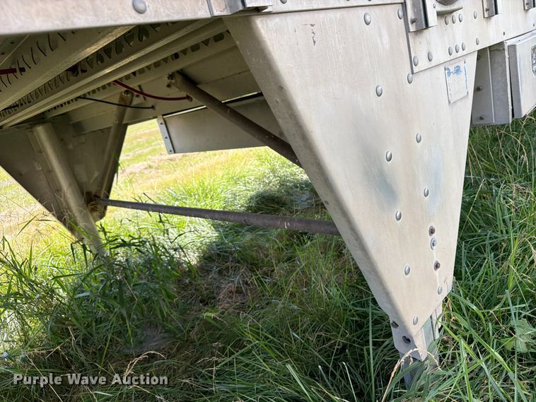 image for item FB5843 2006 M.h. Eby, Inc livestock trailer
