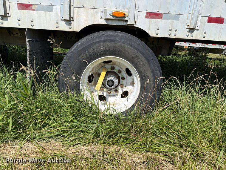 image for item FB5843 2006 M.h. Eby, Inc livestock trailer