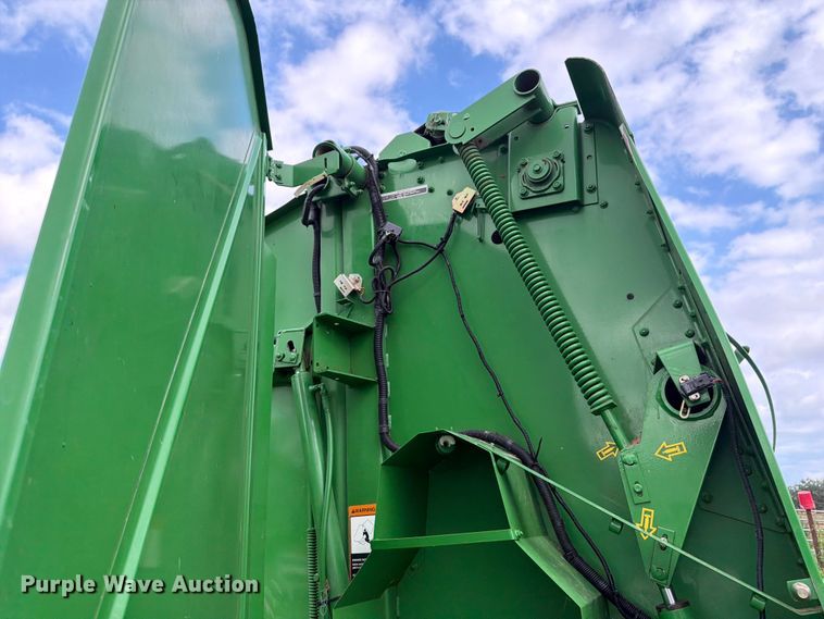 image for item FB5872 John Deere 567 Megawide round baler
