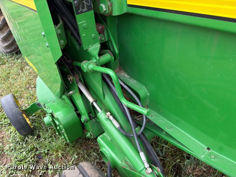 image for item FB5872 John Deere 567 Megawide round baler