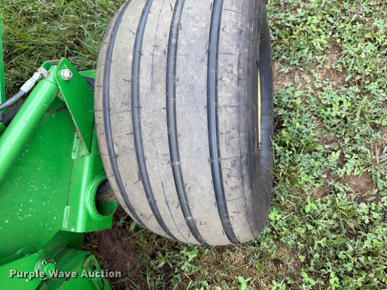 image for item FB5872 John Deere 567 Megawide round baler