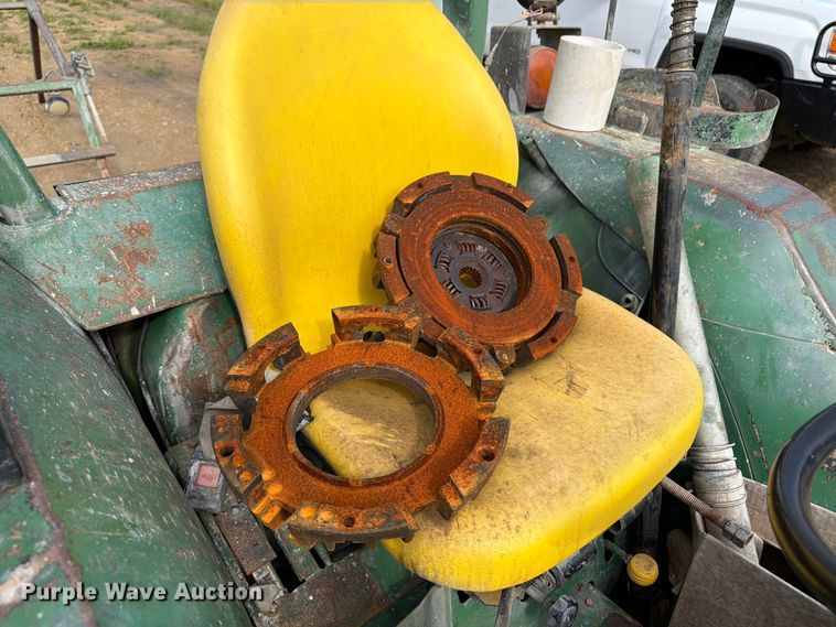image for item FB5896 John Deere 870 MFWD tractor