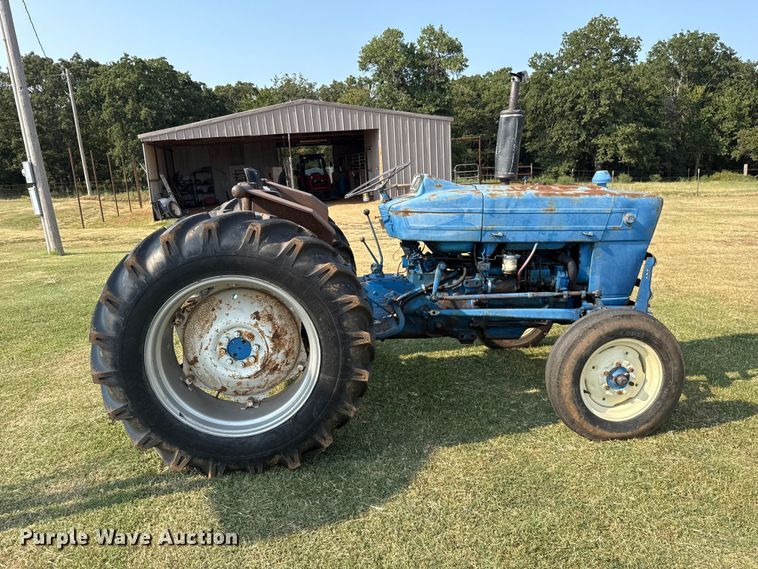 image for item FC4107 1973 Ford 3000 tractor