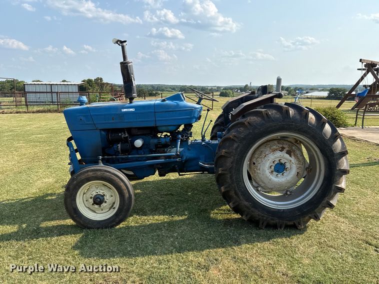 image for item FC4107 1973 Ford 3000 tractor