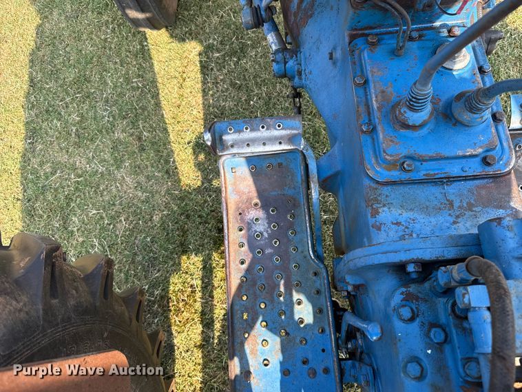 image for item FC4107 1973 Ford 3000 tractor