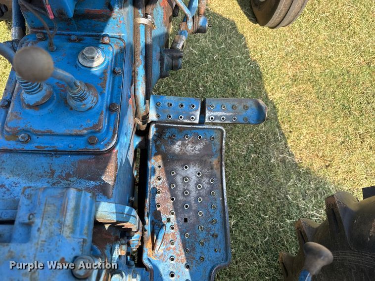 image for item FC4107 1973 Ford 3000 tractor
